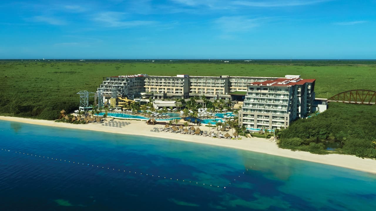Vista aérea del resort Dreams Natura, sus piscinas y la costa